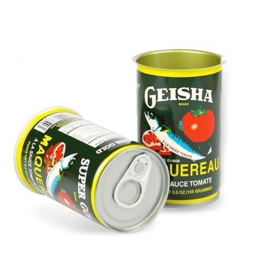 Two Geisha brand tomato sauce cans, one standing upright and one lying on its side, showing label with a tomato graphic and green can body.