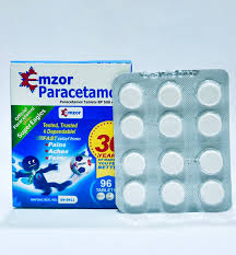 Paracetamol pain reliever box beside a blister pack of twelve white tablets on a light blue background.