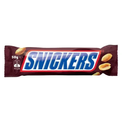Snickers chocolate bar in its brown wrapper with the blue SNICKERS logo and peanuts on the sides (50 g).